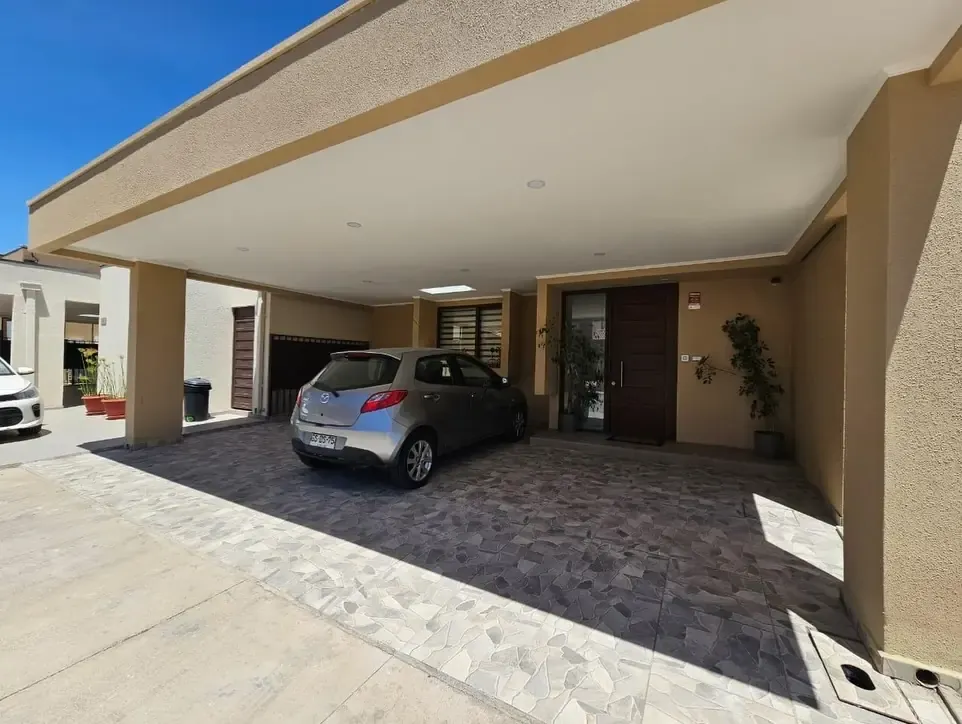Cobertizo para estacionamiento integrado a la fachada de la vivienda